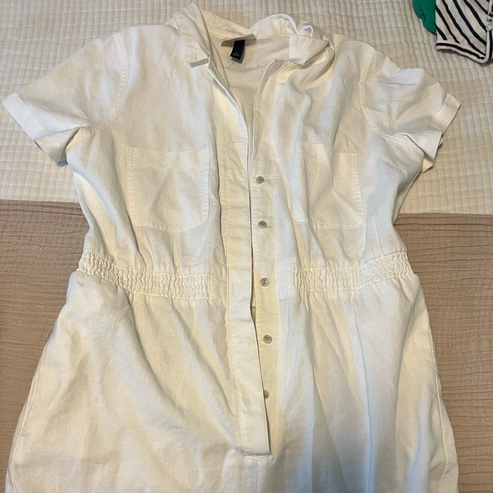 Universal thread white linen romper. Size large. Never worn.